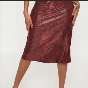 PrettyLittleThing Snakeskin MIDI Skirt Red